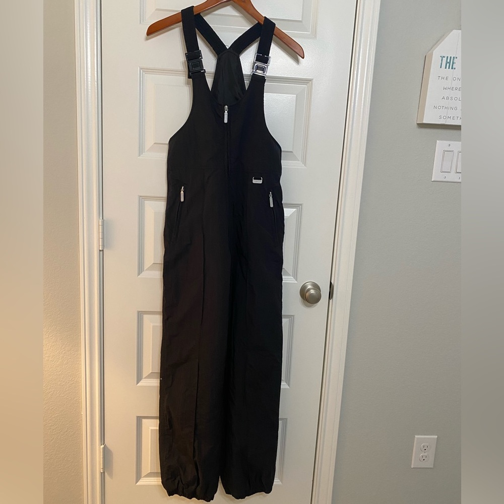 Snow skiing jumper. (Bib Pants) Brand Head Size M Adjustable shoulder straps.